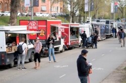 А у вуличних закладах – усе навстоячки, Стокгольм, 26 квітня 2020 року