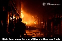Пожар на складе, который возник в результате российской атаки, Днепр, 10 апреля 2025 года
