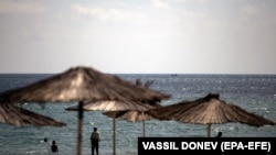 Люди на пляжі біля міста Шабла, Болгарія, 3 липня 2020 року