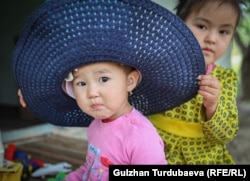 Оозуна момпосуйду толтуруп алган Раяна.