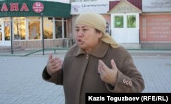 Женщина сказала, что в магазинах нет продуктов. Жанаозен, 19 декабря 2011 года.