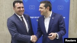Македониянын өкмөт башчысы Зоран Заев (солдо) жана  Грециянын премьер-министри Алексис Ципрас (оңдо). 