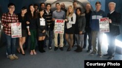 Эмерсон университетінің профессоры Грегори Пейн (оң жақ шетте) мен оның студенттері Мексикада жүр.                               