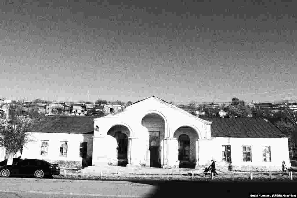 Здания клубов, домов культуры, построенные в стиле сталинского ампира, ныне пустуют. Это здание расположено в микрорайоне Курманжан Датка.&nbsp;