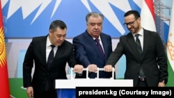 Датка-Согдду ишке киргизүү аземине Кыргызстандын президенти Садыр Жапаров менен Тажикстандын президенти Эмомали Рахмон видеоконференция аркылуу катышты. Кожент, Тажикстан. 31-март, 2025-жыл. 
