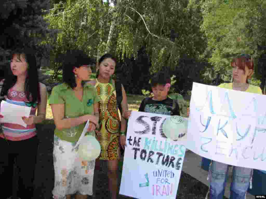 Укук коргоочуларды милиция кармап кетти - Милициянын өкүлү ошондой эле  эгерде укук коргоочулар Иран элчилигине бара турган болсо, алардын мындай аракети «мыйзамсыз көчө жүрүшү» катары эсептелип, тартип коргоо органдары тарабынан кармалышарын эскертти.