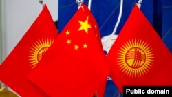 Кыргызстан менен Кытайдын желекчелери. 