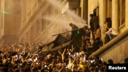 Демонстранты у заднего входа в парламент, 2 мая