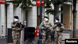 Ниццадагы калабадан кийин күч түзүмдөрү аянтты курчашты. 29-октябрь, 2020-жыл.