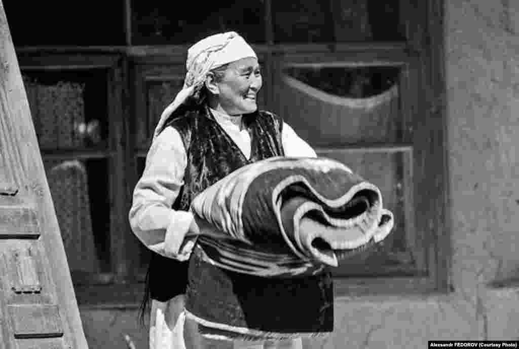 Кыргыз ССРнин эл артисти Алиман Жангорозова &quot;Көчө&quot; тасмасында.&nbsp;