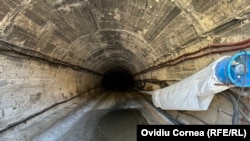 Salina este închisă de la finalul lunii mai și este în continuare inundată. Fotografie de pe tunelul de acces, cu autobuzul.