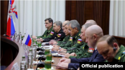 Евгений Пригожин (ўнгдан иккинчи) Ливия армияси етакчилари билан музокараларда