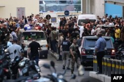 Оточені людьми машини швидкої допомоги, які привезли до медичного центру поранених, внаслідок вибуху пейджерів на кількох опорних пунктах «Хезболли». Бейрут, Ліван. 17 вересня 2024 року