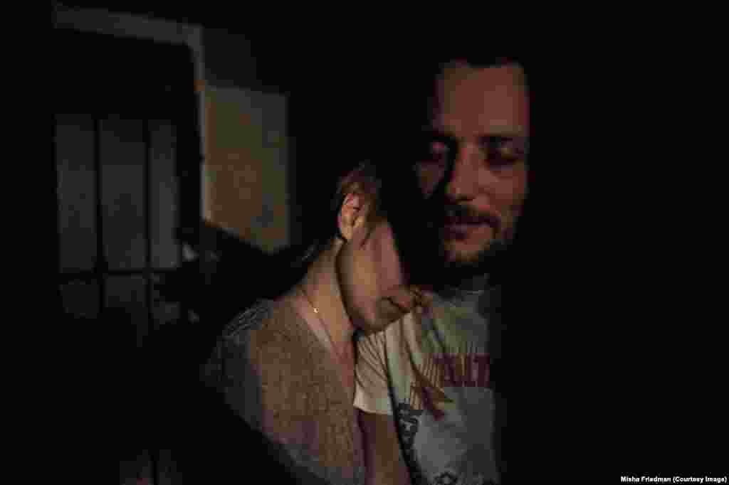 Світлана зустрілася у Києві зі своїм чоловіком, Олексієм, після місяців, які він провів у полоні бойовиків. Олексій приховав свій статус ВІЛ-позитивного, тож Світлана змушена була нишком приносити йому препарати