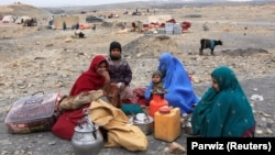 خانواده بی‌جا شده داخلی در افغانستان که از درگیری های اخیر گریخته اند، در بیابانی در ولسوالی خوگیانی در ولایت ننگرهار پناه برده اند.