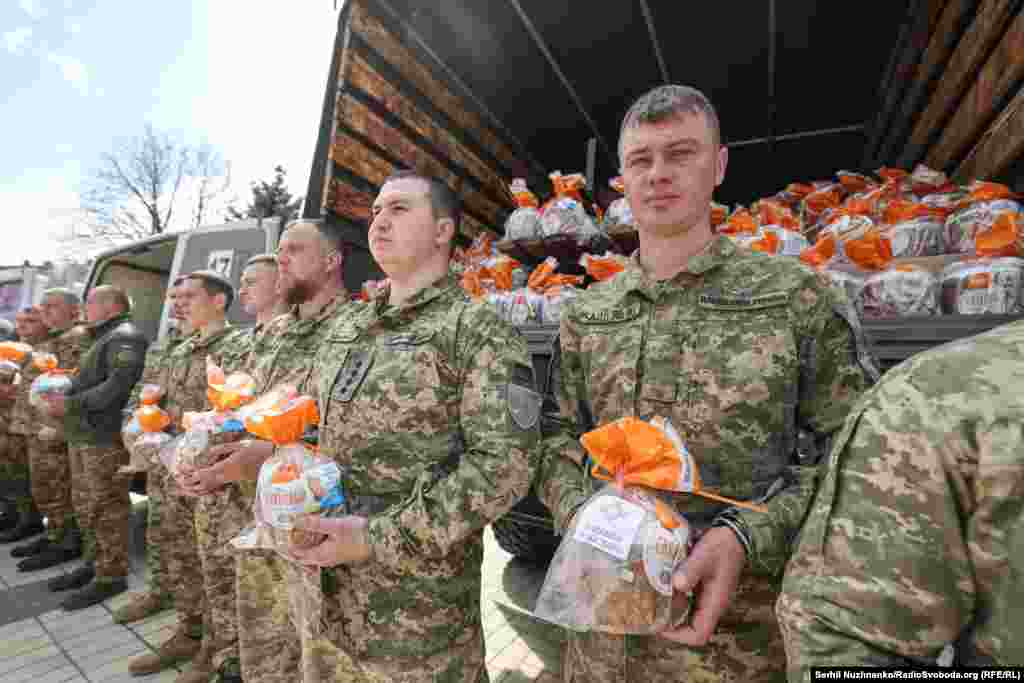 Освячені паски будуть доставлені капеланами та передані військовослужбовцям, які нині захищають Україну 