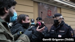 The detentions occurred after a series of single-person pickets in front of the Moscow City Police headquarters. (file photo)