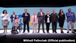 10 осіб першої десятки списку партії «Європейська солідарність». Зліва направо: Іванна Климпуш-Цинцадзе, Ахтем Чийгоз, Яна Зінкевич, Петро Порошенко, Мустафа Джемілєв, Андрій Парубій, Ірина Геращенко, Михайло Забродський, Софія Федина, Олег Синютка. Київ, 9 червня 2019 року