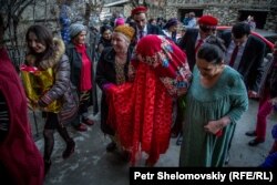 Жаңы келин үйгө кирүүдө. Хорог, Тажикстан. 2016.