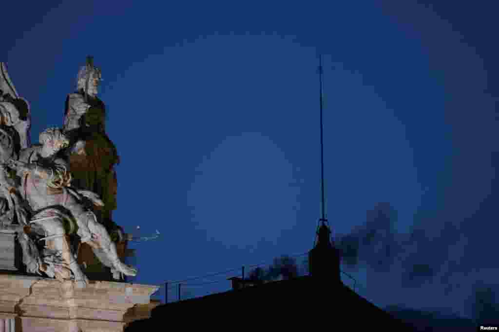 Наприкінці дня над Ватиканом побачили чорний дим – це означає, що конклав кардиналів не зміг з першої спроби обрати нового папу Римського.Найдовший конклав тривав 34 місяці – це було у 1268 році