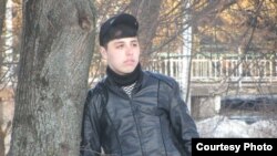 Тоҳир Султонов дар як акси зимистониаш