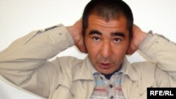 Асхат Орынбасаров денесіндегі соққы тиген жерлерін көрсетіп тұр. Атырыау, 7 мамыр, 2009 жыл.  