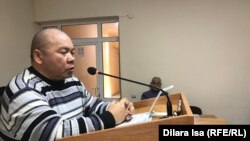 Журналист Амангелді Батырбеков сотта жауап беріп тұр. Сарыағаш, Түркістан облысы. 28 қаңтар 2020 жыл.