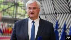 За словами очільника МЗС, навпаки, лише санкції можуть змусити Москву припинити вбивства і відповісти взаємністю на мирні зусилля