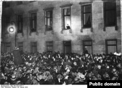 Гитлер приветствует толпу сторонников из окна офиса рейхсканцлера на Вильгельмштрассе в Берлине 30 января 1933 года