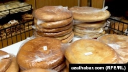 Лепешки в супермаркете в Ашгабате. Иллюстративное фото.