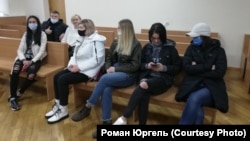 Анастасия Коломейченко с подругами на слушаниях по ее делу в суде Гродно