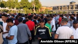 Дүйшөмбү аэропортунун жанына чогулган жүргүнчүлөр. 26-май, 2021-жыл.