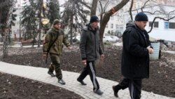 Сепаратисты конвоируют украинских военных, взятых в плен под Дебальцево. Фотография сделана в феврале 2015 года