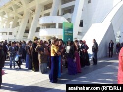 Stadiondaky çärä barýan türkmenistanlylar