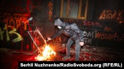 Депутати у постанові «засуджують будь-які спроби підміни цивілізованого виявлення незгоди з діями влади насильством та наругою над державними символами»