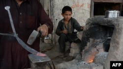 بسیاری از اطفال سرگرم کارهای شاقه می‌باشند.