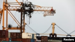 نمایی از یک جرثقیل در اسکلهٔ بندر حدیده یمن که در حملهٔ نیروی دریایی اسرائیل آسیب دیده است