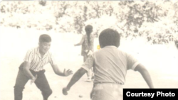 На заднем плане Айнаш Алыбекова