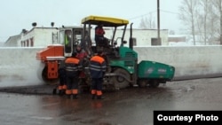 Асфальтуюць мікрараён Зялёны гарадок, што ля шашы на Менск