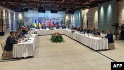 Украінская (зьлева) і расейская (справа) дэлегацыі, якія прысутнічаюць на мірных перамовах у палацы прэзыдэнта Турэччыны Долмабахчэ ў Стамбуле. 16 траўня 2025