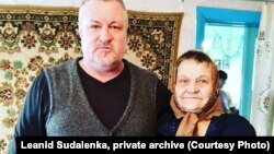 Леанід Судаленка са сваёй маці Соф'яй, фота з прыватнага архіву