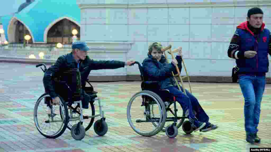 Казан кирмәне эчендә Корбан гаете алдыннан физик мөмкинлекле кешеләр, хәер сораучылар йөрде