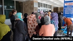 Очередь на одном из избирательных участков в Оше. 11 апреля 2021 года. 
