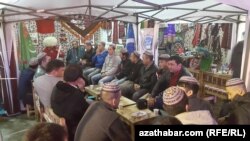 Türkiýede ýaşaýan etniki türkmenleriň medeni çäresinden bir pursat. Arhiw suraty