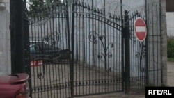 За этими воротами - следственный изолятор КНБ. Астана,  4 июня 2009 года.