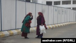 Türkmenistanyň ýaşy uly raýatlary pensiýalaryny almakda dürli kynçylyklara duçar bolýar - olardan diriligini subut etmek talap edilýär, bankomatlarda nagt pul ýetmezçiligi we puluň sebäbi düşündirilmezden gijikdirilmegi pensionerleri pulsyz goýýar.