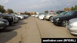 Hudaýberdiýew we Kotowskiý köçeleriniň çatrygyndaky awtoduralgalardaky ulaglaryň köpüsi satlyk.