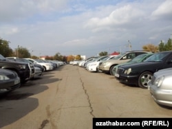 Türkmenistandaky awtoulag satylýan bazarlaryň biri.