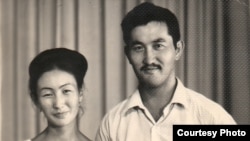 Беганас жубайы Алтын менен, 1960-жылдар.