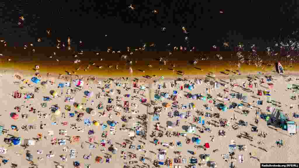 Київ, пляж Гідропарку, купальний сезон у самому розпалі. Фото від 11 липня&nbsp;